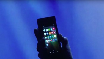 Dalam kesempatan yang sama, Samsung memperkenalkan antarmuka OneUI yang akan digunakan di ponsel layar lipatnya. One UI disebut-sebut akan optimal untuk perangkat layar lipatnya. Foto: istimewa