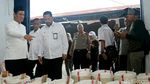 Berbaju Koko dan Songkok Amran Blusukan ke Pasar Cipinang Bareng Buwas