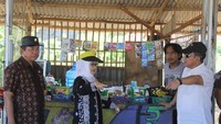 Saat melihat kondisi tempat terselenggaranya PON di Indramayu, Anna terlihat mampir ke sebuah warung pinggir jalan. Kira-kira apa yang ia beli kala itu, ya? Foto: Instagram annasophanah   