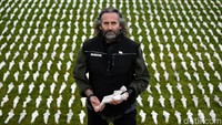 Rob Heard merupakan seniman asal Inggris yang menciptakan instalasi bertajuk Shroud of the Somme. Ia menyelesaikan puluhan ribu patung tersebut dalam waktu 6 bulan. REUTERS/Toby Melville.