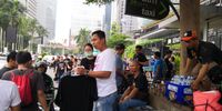 Merchandise Bootleg Guns N Roses Penuhi Kawasan Senayan