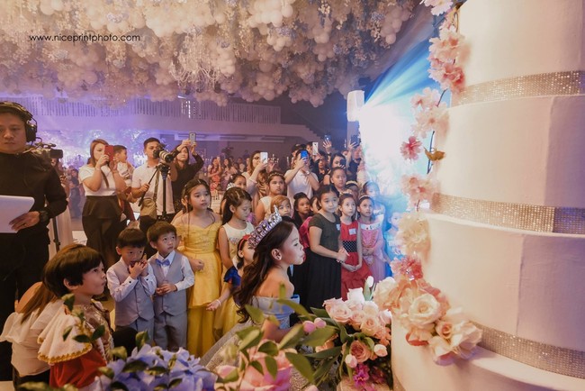 Sophia Isabella Barbo meniup kue ulang tahunnya ditemani teman-teman kecilnya. Tampak ruangan pesta dihiasi dekorasi balon-balon putih yang memenuhi langit-langit.Foto: Facebook Nice Print Photography & Exige Weddings