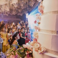 Sophia Isabella Barbo meniup kue ulang tahunnya ditemani teman-teman kecilnya. Tampak ruangan pesta dihiasi dekorasi balon-balon putih yang memenuhi langit-langit.Foto: Facebook Nice Print Photography & Exige Weddings