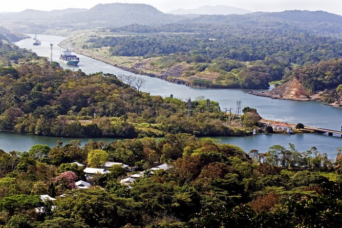 Terusan Panama, Large ships navigate the Panama canal