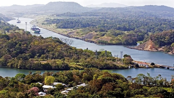 Terusan Panama, Large ships navigate the Panama canal