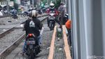 Makin Nekat! Pemotor Mulai Terobos Jalur Kereta