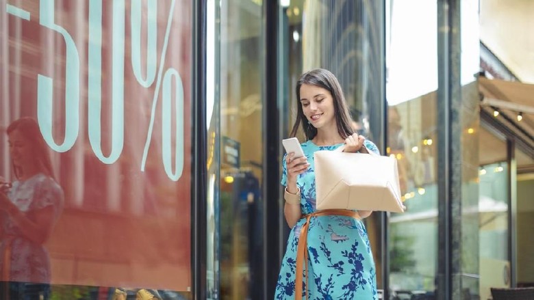 Ilustrasi belanja barang diskon/ Foto: iStock Ilustrasi belanja barang diskon/ Foto: iStock