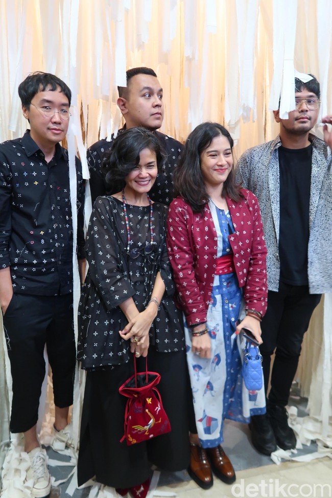 Dian Sastrowardoyo terlibat dalam proyek terbaru Sejauh Mata Memandang. Sebuah instalasi seni, dengan Dian sebagai pengisi suara untuk narasi animasi dari cerita rakyat Indonesia ini. Foto: Alissa Safera/Wolipop