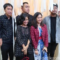 Dian Sastrowardoyo terlibat dalam proyek terbaru Sejauh Mata Memandang. Sebuah instalasi seni, dengan Dian sebagai pengisi suara untuk narasi animasi dari cerita rakyat Indonesia ini. Foto: Alissa Safera/Wolipop