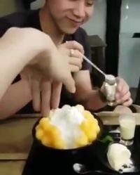 Duh, Wanita Ini Selalu Minta 'Dicium' Saat Cowoknya Lagi Makan