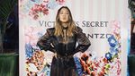 Aksi Jennifer Bachdim di Backstage Model Victorias Secret