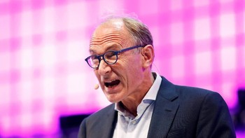 Baru-baru ini, saat berbicara di pembukaan Web Summit di Lisbon, Portugal, Berners-Lee menyerukan pemerintah, perusahaan teknologi dan pengguna internet untuk menandatangani Contract for the Web yang bertujuan untuk melindungi hak dan kebebasan orang-orang di internet.  Foto: Getty Images