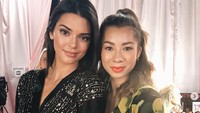 Jennifer Bachdim diundang hadir di acara Victorias Secret tahun ini. Ia beruntung bisa foto bareng Kendall Jenner. Foto: Dok. Instagram/jenniferbachdim
