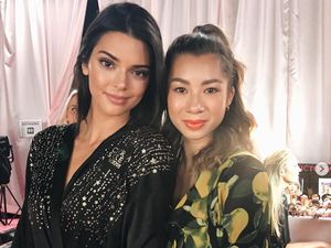 Aksi Jennifer Bachdim di Backstage Model Victorias Secret