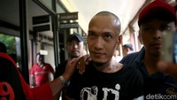 Seorang pria bernama Rohandi (31) diamankan pihak kepolisian usai melakukan penyerangan ke Polsek Penjaringan, Jakarta Utara, Jumat (9/11/2018).