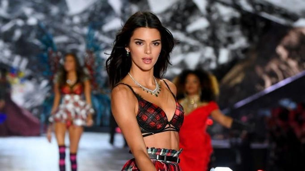 Anti-mainstream, Kendall Jenner Pose Seksi di Salju dengan Bikini Anti-mainstream, Kendall Jenner Pose Seksi di Salju dengan Bikini