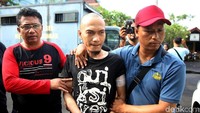Peristiwa penyerangan yang menyebabkan satu polisi terluka ini terjadi sekitar pukul 01.35 WIB. Pelaku datang mengendarai sepeda motor dan memarkir kendaraannya di luar Polsek. Setelah itu, pelaku berjalan masuk ke Polsek. Saat salah satu anggota Polsek, AKP Irawan, menyapa, pelaku langsung menyerang dengan pisau.