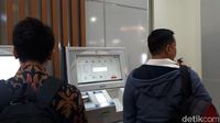 Mesin Tiket di Stasiun Kereta Bandara Eror
