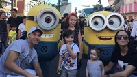 Iniesta mengajak tiga buah hatinya ke Universal Studios Japan di Osaka. Tak ketinggalan, foto-foto sama Minion (Instagram/andresiniesta8)