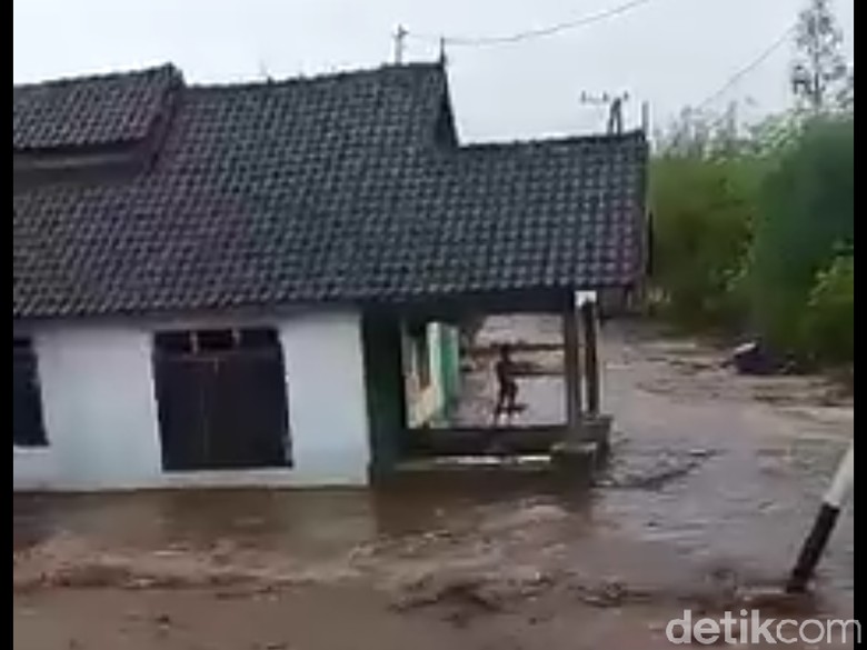 2 Desa di Dompu NTB Diterjang Banjir Bandang 2 Desa di Dompu NTB Diterjang Banjir Bandang