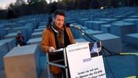 Kristallnacht atau Malam Pecah Kaca merupakan malam saat terjadinya pembantaian warga Yahudi oleh anggota Nazi di Jerman pada tanggal 9 November 1938. Aksi kekerasan terhadap kaum Yahudi itu pecah di seluruh Reich. Fabrizio Bensch/Reuters.