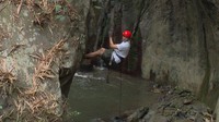 Objek wisata curug atau air terjun ini rehat selama pemberlakuan pembatasan kegiatan masyarakat (PPKM). Kini derunya air curug itu mulai ramai seirama dengan obrolan-obrolan riuh dari pengunjung. Foto: Erick Disy Darmawan