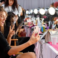 Ini momen ketika model Frida Aesen selfie ketika sedang didandani. Foto: Getty Images