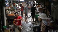 Sejumlah pedagang nampak sibuk mempersiapkan barang dagangannya. Tak sedikit pula pembeli yang telah datang sejak pagi untuk berbelanja di Pasar Kebon Melati, Jakarta, Jumat (9/11/2018).