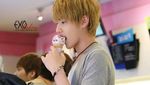 Makan Hotpot dan Es Krim, Begini Manisnya Pose Kulineran Kris Wu