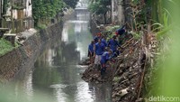 Menjelang dimulainya musim hujan proses pengerjaan normalisasi turap anak Kali Grogol terus dikebut.