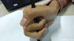 Bagaimana Caramu Memegang Pulpen? Bisa Menunjukkan Kepribadianmu Lho
