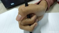 Kamu memegang pulpen atau pensil seperti ini? Ini cenderung menandakan kamu orang yang cerdas dan lincah serta kerap jadi pusat perhatian. Karena sering berkorban, kamu kerap dimanfaatkan orang lain. Foto: Widiya Wiyanti/detikHealth