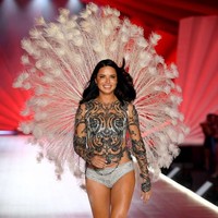 Adriana Lima yang berumur 37 tahun tersebut secara resmi mengumumkan dirinya akan pensiun sebagai model Victorias Secret melalui Instagram. Setelah hampir 20 tahun menjadi angel, ibu satu anak itu mengantungkan sayapnya. Foto: Dimitrios Kambouris/Getty Images for Victorias Secret