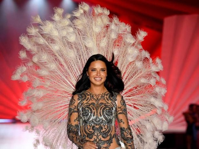 Adriana Lima yang berumur 37 tahun tersebut secara resmi mengumumkan dirinya akan pensiun sebagai model Victorias Secret melalui Instagram. Setelah hampir 20 tahun menjadi angel, ibu satu anak itu mengantungkan sayapnya. Foto: Dimitrios Kambouris/Getty Images for Victorias Secret