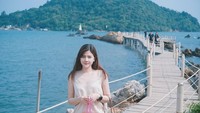 Nahmfah terlihat menikmati waktu luangnya saat jalan-jalan. (nahm.fah/Instagram)