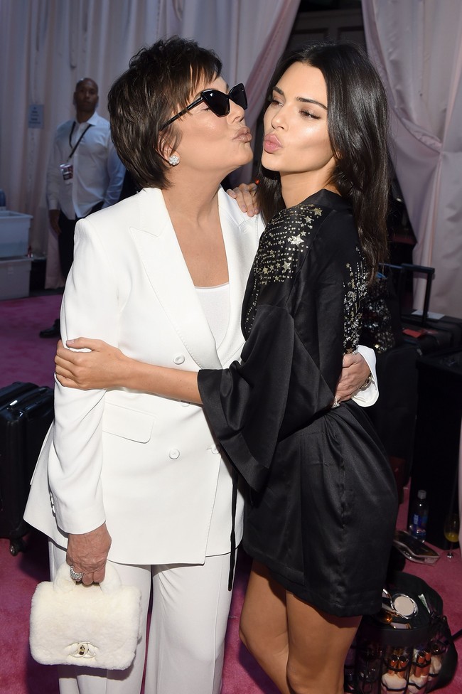 Salah satu penampilan model yang dinanti para penggemar adalah Kendall Jenner. Ia pun mendapat dukungan dari sang ibu Kris Jenner yang mendatanginya di belakang panggung. Foto: Getty Images