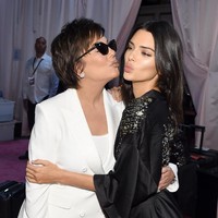 Salah satu penampilan model yang dinanti para penggemar adalah Kendall Jenner. Ia pun mendapat dukungan dari sang ibu Kris Jenner yang mendatanginya di belakang panggung. Foto: Getty Images