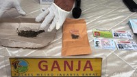 Dari penangkapan tersebut, polisi mengamankan sejumlah barang bukti satu paket plastik yang berisikan ganja dengan berat 7.96 gram, satu buah kertas papir, satu unit handphone, SIM dan paspor.