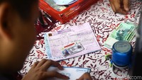 Salah seorang pelanggar lalu lintas membayar denda usai di sidang di tempat. Salah seorang pelanggar lalu lintas membayar denda usai di sidang di tempat.