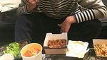 Makan Hotpot dan Es Krim, Begini Manisnya Pose Kulineran Kris Wu