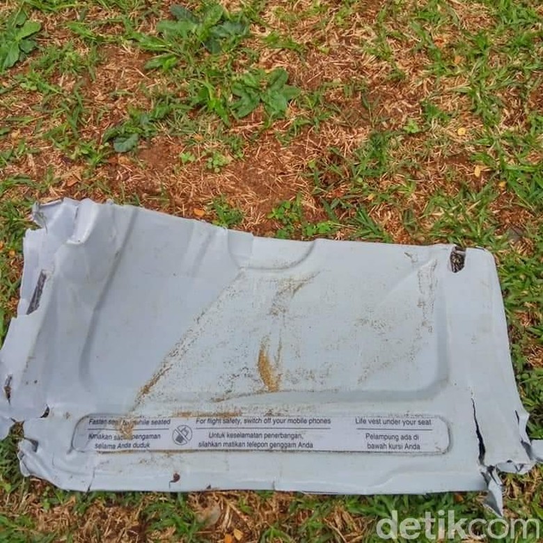 Warga Anyer Temukan Serpihan Pesawat di Pinggir Pantai Warga Anyer Temukan Serpihan Pesawat di Pinggir Pantai