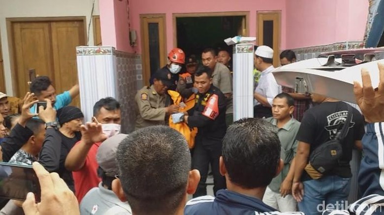 Dikenal Kurang Bergaul, Pria Muda di Surabaya Ditemukan Gantung Diri Dikenal Kurang Bergaul, Pria Muda di Surabaya Ditemukan Gantung Diri