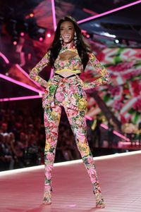 Winnie Harlow di Victoria's Secret Fashion Show 2018.