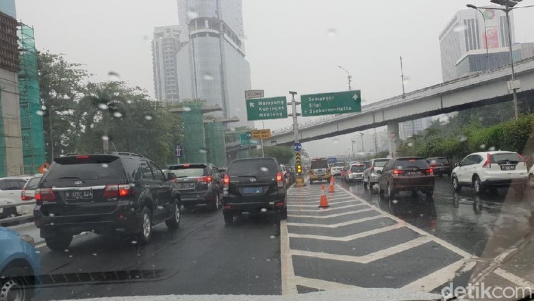 Tol Cawang Arah Semanggi Macet 6 Km Tol Cawang Arah Semanggi Macet 6 Km