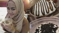 Sherrin juga penggemar makanan manis. Di foto ini terlihat saat ia sedang menyantap semangkuk dessert dengan lelehan saus karamel dan oreo. Foto: instagram @stharia