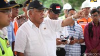Menteri Basuki mengatakan konstruksi layang memberikan keuntungan bagi perlindungan areal persawahan yang berada di wilayah tersebut. Dok. Kementerian PUPR.