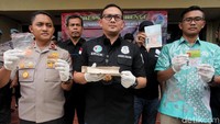 Erick mengatakan, pesinetron yang juga mantan pesepakbola Semeru FC itu sudah mengaku menggunakan narkoba karena adanya masalah keluarga. Saat dilakukan tes urine, hasilnya pun positif.