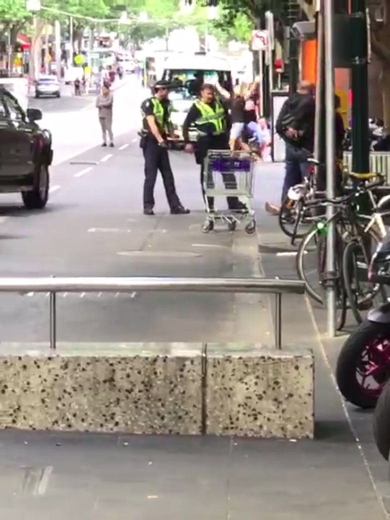 Detik-detik Aksi Penikaman di Melbourne yang Disaksikan Yasonna Detik-detik Aksi Penikaman di Melbourne yang Disaksikan Yasonna