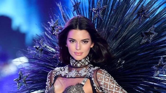 Setahun absen, Kendall Jenner kembali ke fashion show Victorias Secret 2018. Foto: Getty Images Setahun absen, Kendall Jenner kembali ke fashion show Victorias Secret 2018. Foto: Getty Images