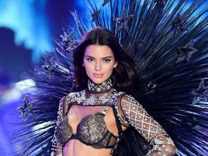 Hanya Pakai Heels dan Sarung Tangan, Kendall Jenner Pose Tanpa Busana Lagi